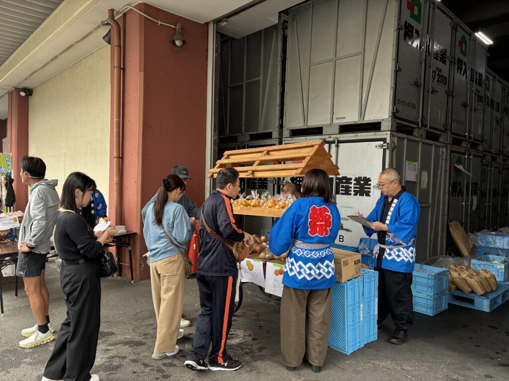 野菜やみかんなど売っている様子