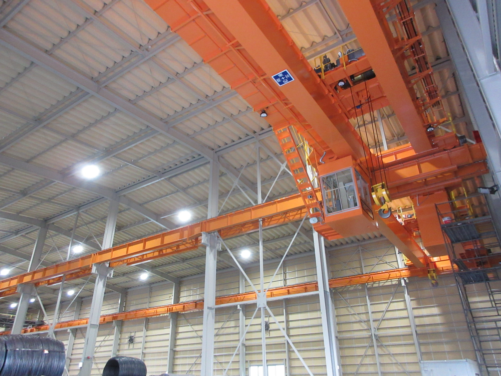 オレンジ色の天井クレーン