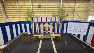 竣工式の写真 神棚や式次第が置かれている